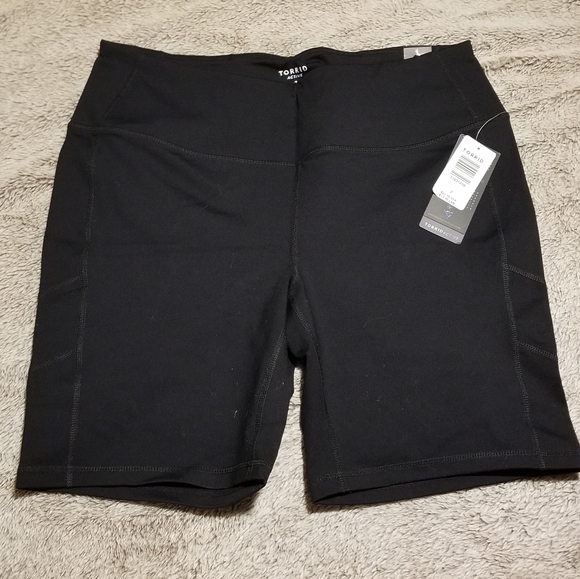 BNWT Torrid active bike short Black size 2 18/20 - Picture 1 of 7